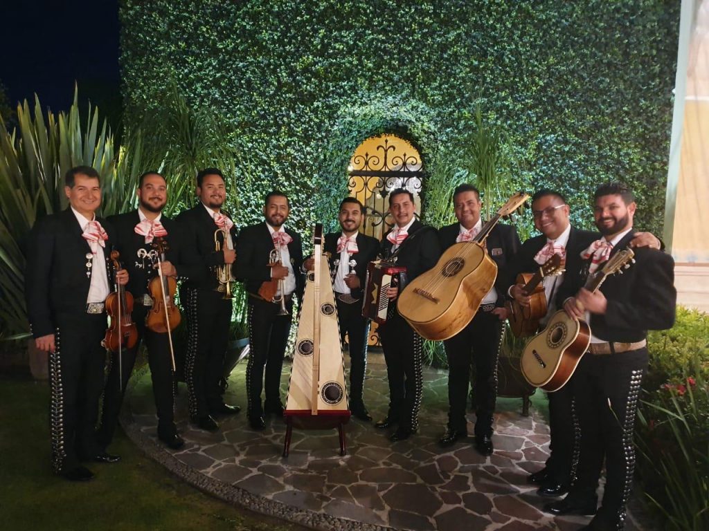 Cantan los Mariachis de Guadalajara en su victoria ante los Bravos de León